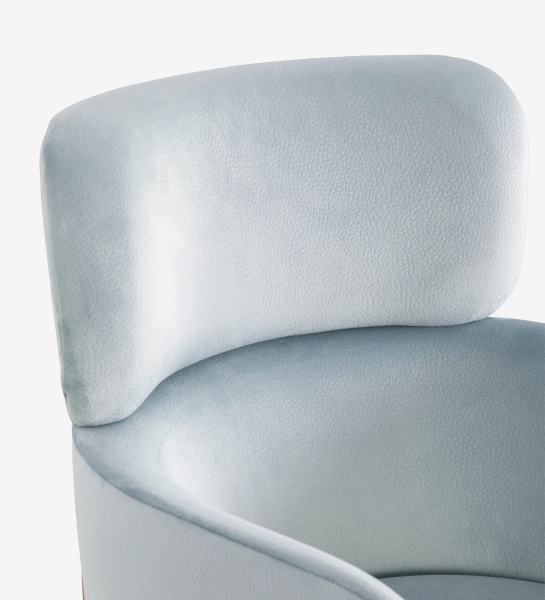 Chaise avec accoudoirs rembourrée en tissu bleu, avec structure métallique laquée en doré.