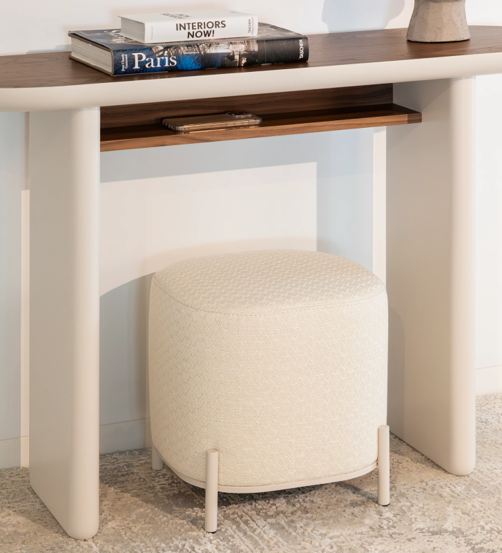 Puff Cannes cuadrado, tapizado en tela beige, pies en metal lacado perla, 38 x 38 cm.