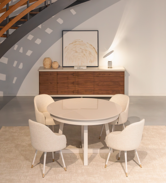 Mesa de comedor redonda extensible en lacado perla con tapa de cristal y extensión en lacado perla.