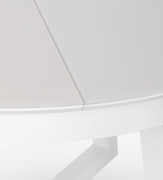 Mesa de comedor redonda extensible en lacado perla con tapa de cristal y extensión en lacado perla.
