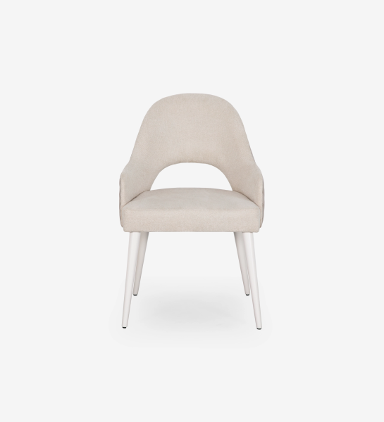 Silla con reposabrazos tapizado en tela beige, con patas lacadas en perla.
