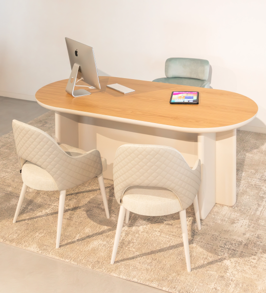 Silla con reposabrazos tapizado en tela beige, con patas lacadas en perla.