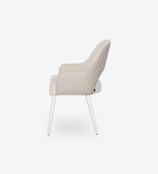 Silla con reposabrazos tapizado en tela beige, con patas lacadas en perla.