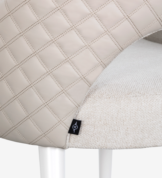 Silla con reposabrazos tapizado en tela beige, con patas lacadas en perla.