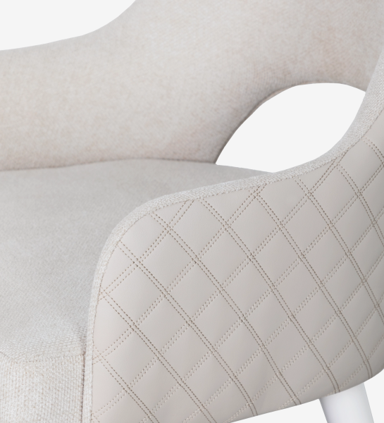 Silla con reposabrazos tapizado en tela beige, con patas lacadas en perla.