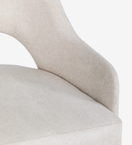Silla con reposabrazos tapizado en tela beige, con patas lacadas en perla.