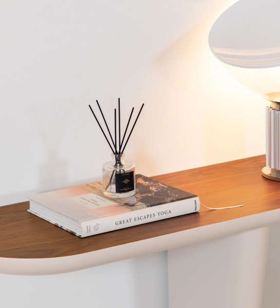 Console avec plateau en noyer naturel et pied laqué perle