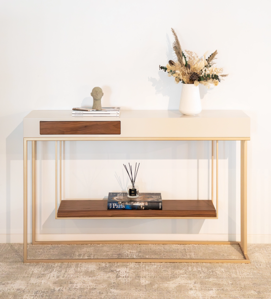 Console avec 1 tiroir et étagère en noyer naturel, structure laquée perle et piètement en métal doré.