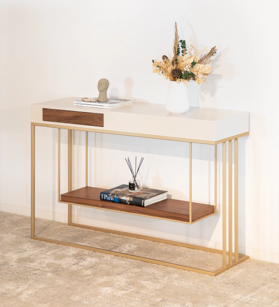 Console avec 1 tiroir et étagère en noyer naturel, structure laquée perle et piètement en métal doré.