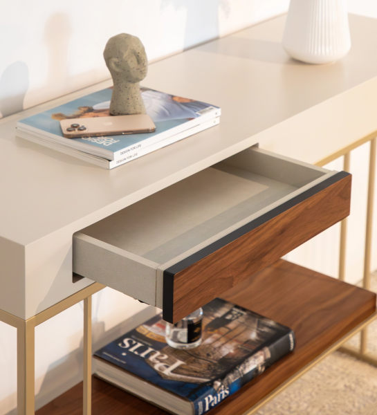 Console avec 1 tiroir et étagère en noyer naturel, structure laquée perle et piètement en métal doré.
