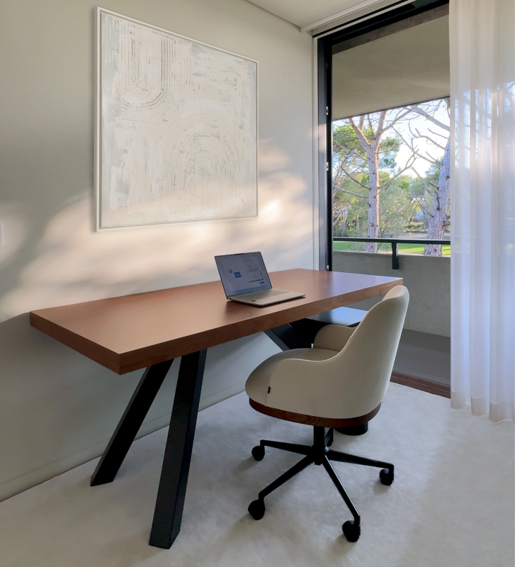 Bureau avec plateau en noyer naturel, module de tiroir et pied en métal laqué noir.