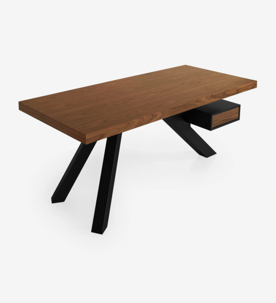 Bureau avec plateau en noyer naturel, module de tiroir et pied en métal laqué noir.