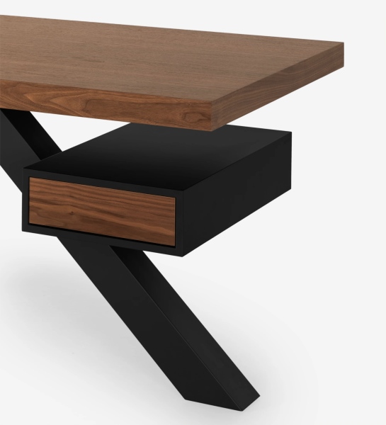 Bureau avec plateau en noyer naturel, module de tiroir et pied en métal laqué noir.
