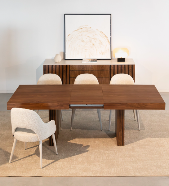 Mesa de jantar extensível retangular em nogueira natural, pés com frisos. 