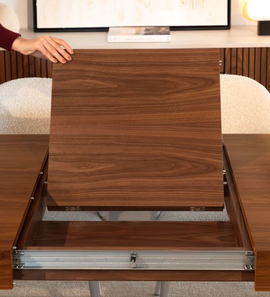 Mesa de jantar extensível retangular em nogueira natural, pés com frisos. 