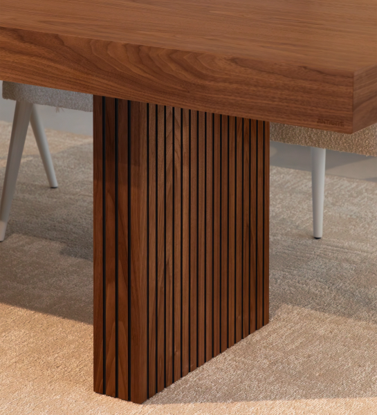 Mesa de jantar extensível retangular em nogueira natural, pés com frisos. 