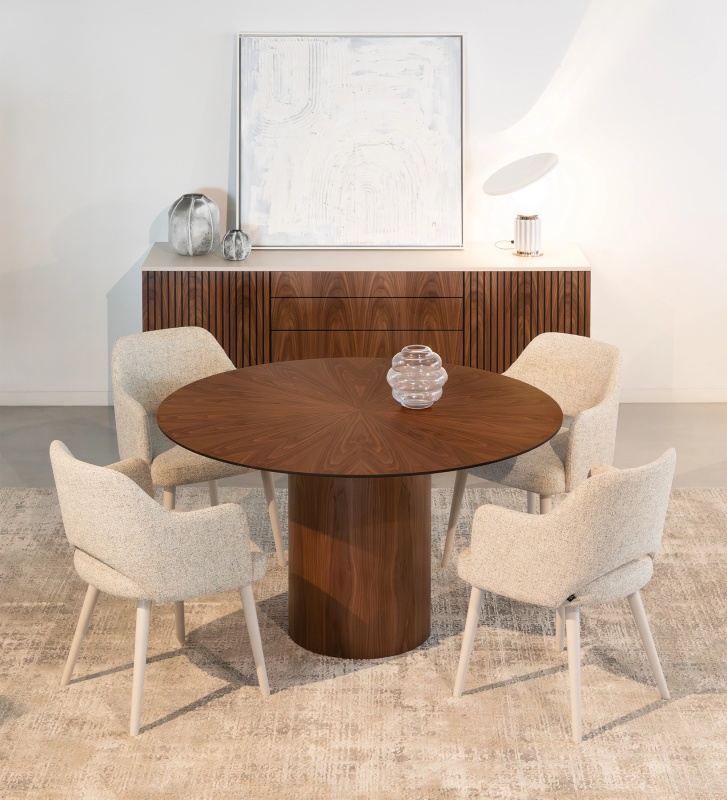 Table de salle à manger Geneve ronde Ø 130 cm, plateau en chevrons et pied en noyer naturel, détail du plateau laqué noir.