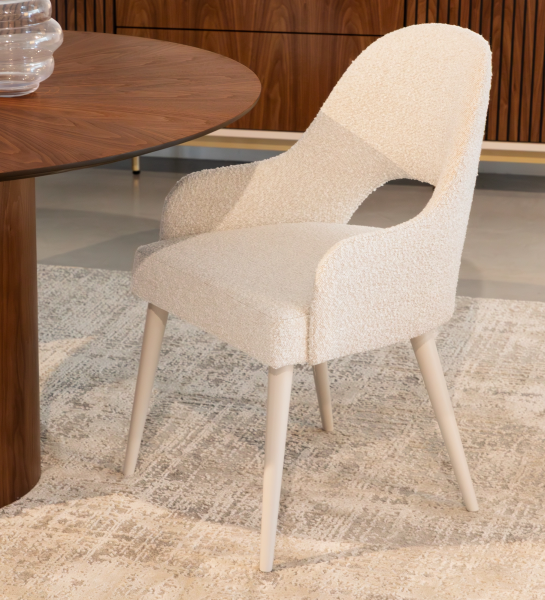 Silla con reposabrazos tapizado en tela perla, con patas lacadas en perla.