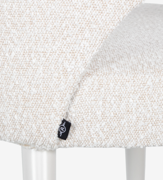 Silla con reposabrazos tapizado en tela perla, con patas lacadas en perla.