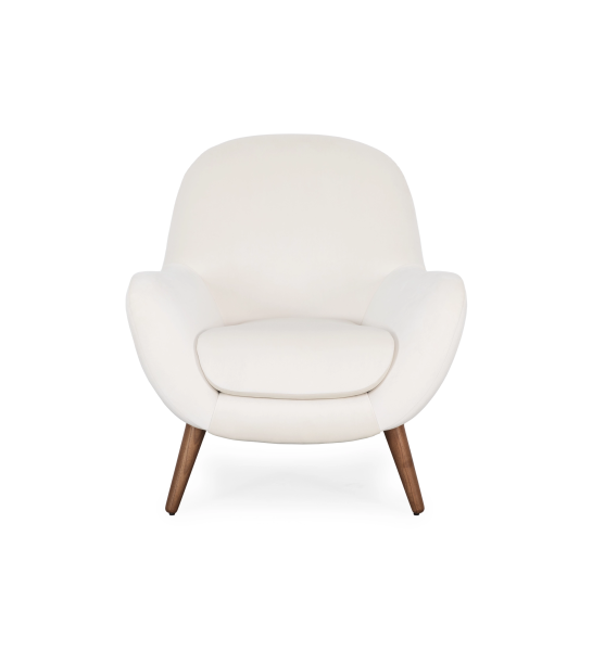 Sillón Oslo tapizado en tela color perla con patas de fresno teñidas en nogal.
