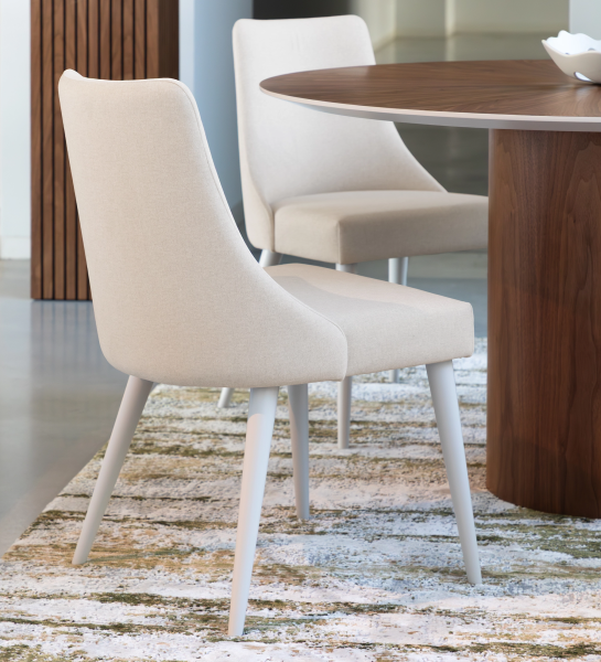 Silla Oslo tapizada en tela beige, pies lacados perla.