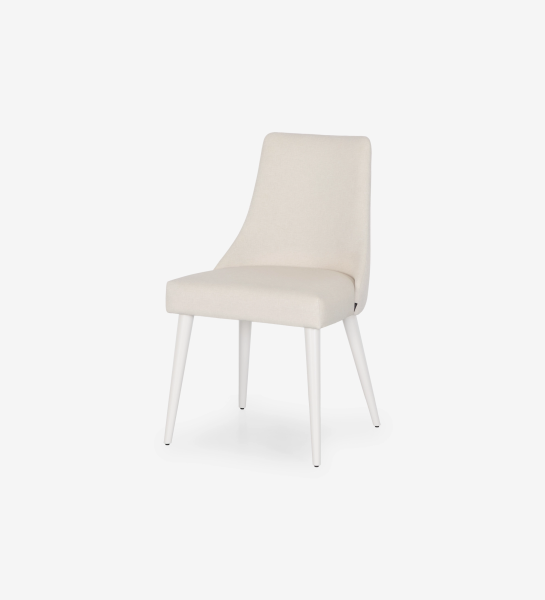 Silla Oslo tapizada en tela beige, pies lacados perla.