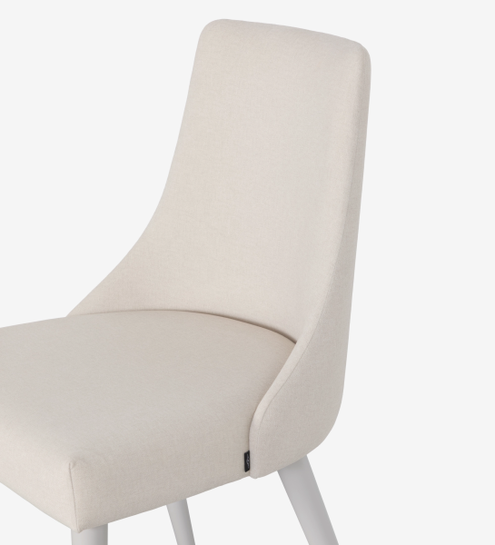 Silla Oslo tapizada en tela beige, pies lacados perla.