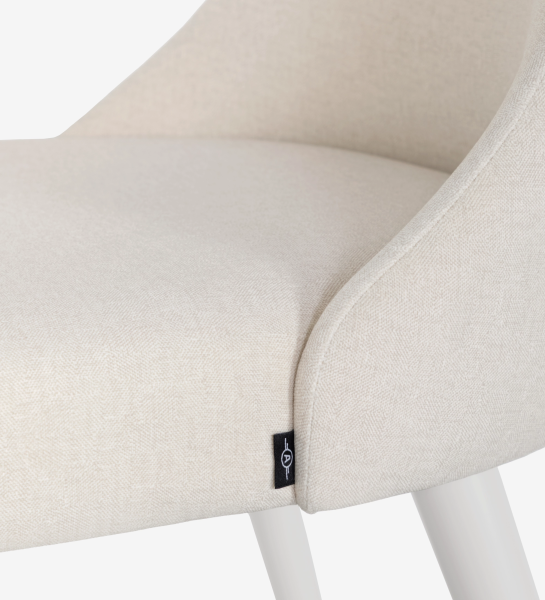 Silla Oslo tapizada en tela beige, pies lacados perla.