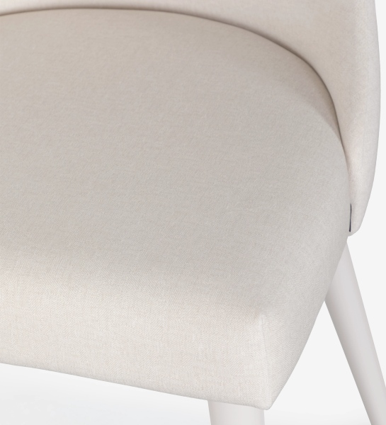 Silla Oslo tapizada en tela beige, pies lacados perla.