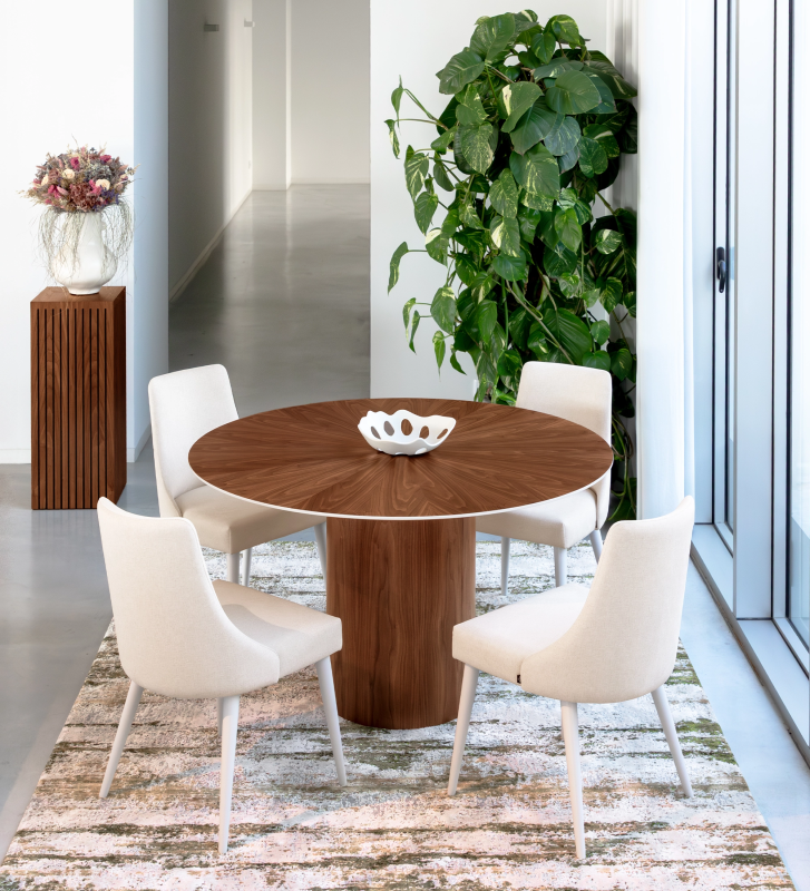 Table de salle à manger Geneve ronde Ø 130 cm, plateau en chevrons et pied en noyer naturel, détail du plateau laqué perle.