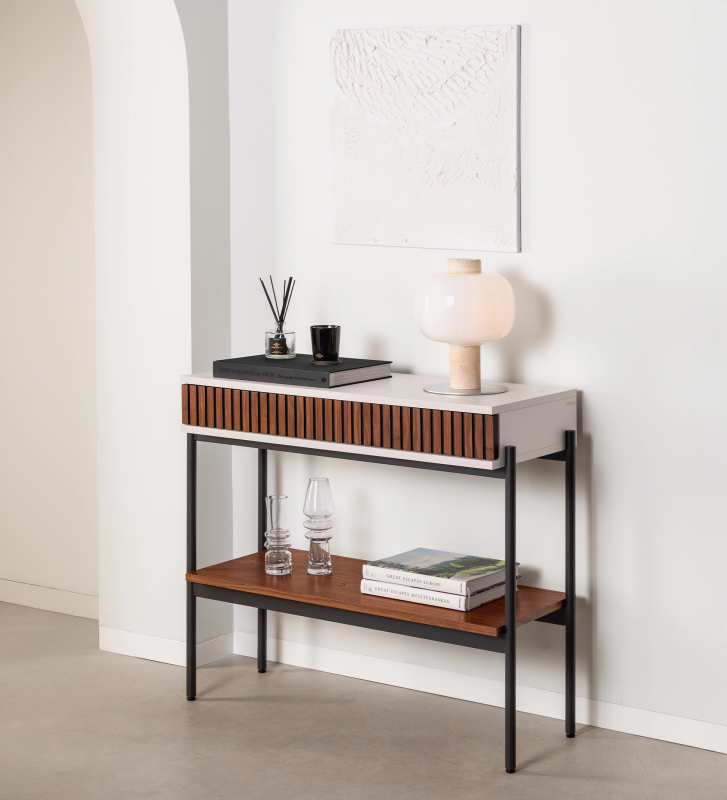 Console avec tiroir en noyer naturel, structure en perle et pieds en métal laqué noir avec niveleurs.