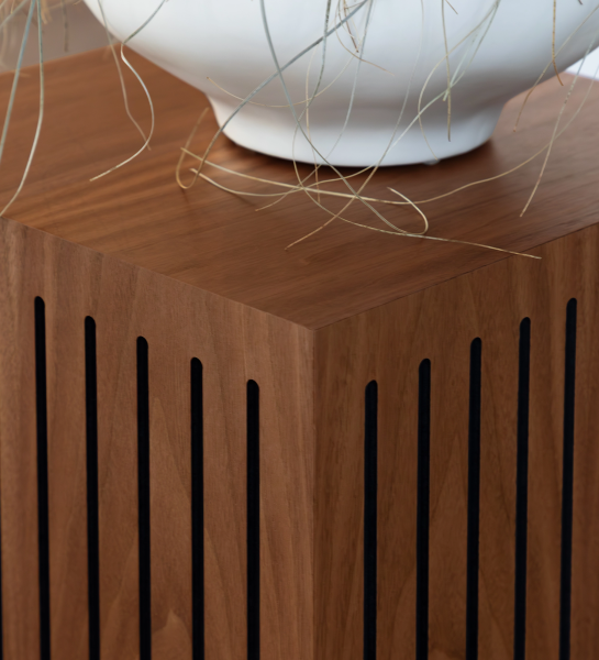 Socle avec frises en noyer naturel