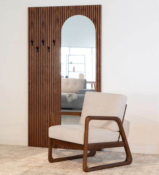 Sillón Antarte by IA tapizado en tela perla, estructura en madera color nogal.