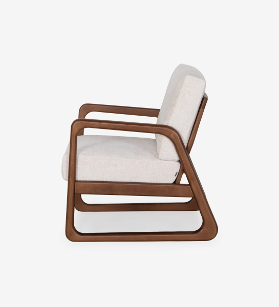 Sillón Antarte by IA tapizado en tela perla, estructura en madera color nogal.