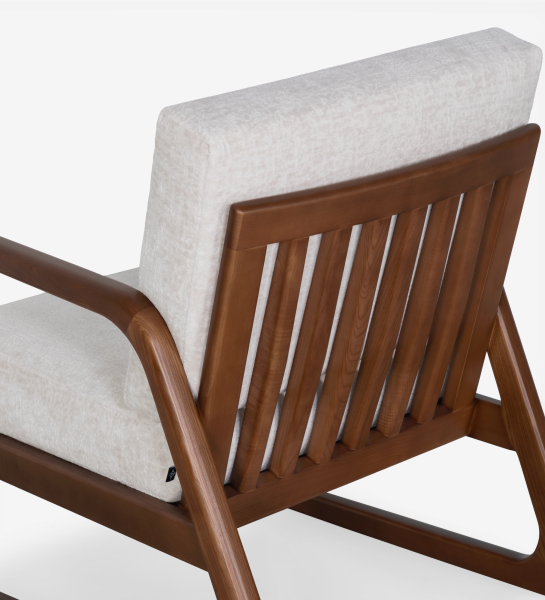Sillón Antarte by IA tapizado en tela perla, estructura en madera color nogal.