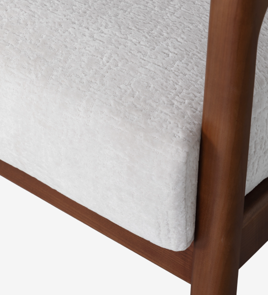 Sillón Antarte by IA tapizado en tela perla, estructura en madera color nogal.