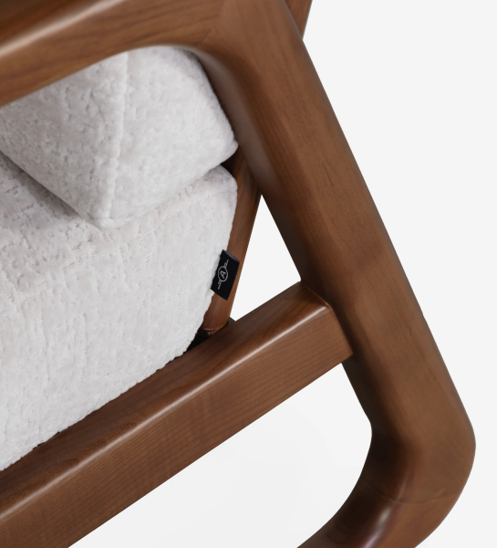 Sillón Antarte by IA tapizado en tela perla, estructura en madera color nogal.