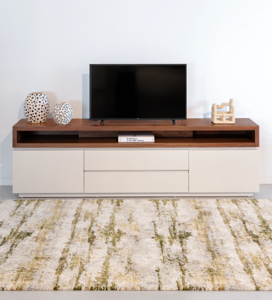 Meuble TV Nice structure laquée perle et module supérieur en noyer naturel, 235 x 67,5 cm.