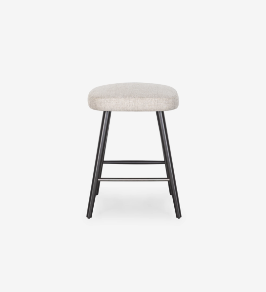 Taburete tapizados en tejido gris, con patas lacadas en negro y reposapiés de acero inoxidable.