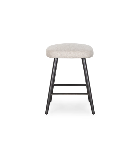 Taburete tapizados en tejido gris, con patas lacadas en negro y reposapiés de acero inoxidable.