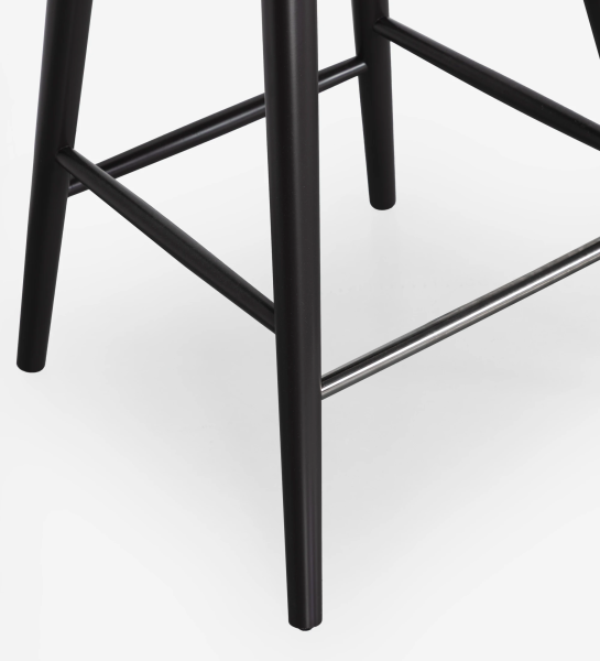Taburete tapizados en tejido gris, con patas lacadas en negro y reposapiés de acero inoxidable.