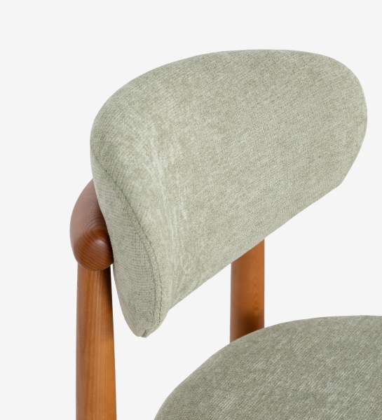 Silla de madera de fresno color miel, con asiento y respaldo tapizados en tela verde.