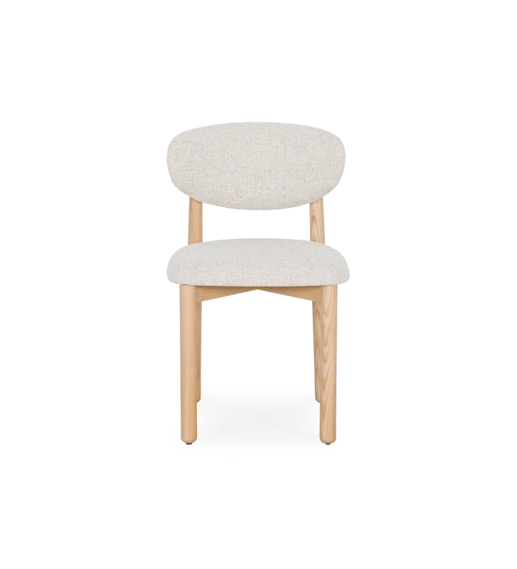 Chaise en bois de frêne naturel, avec assise et dossier rembourrés en tissu perle.