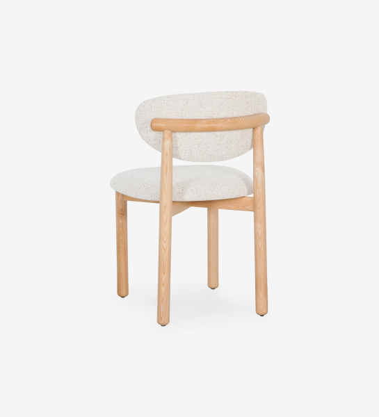 Silla de madera de fresno en color natural, con asiento y respaldo tapizados en tejido perla.