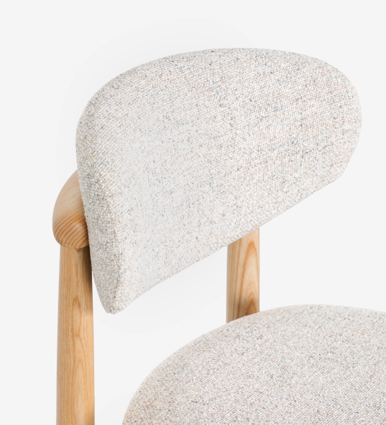 Silla de madera de fresno en color natural, con asiento y respaldo tapizados en tejido perla.