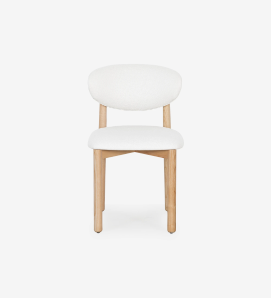Silla de madera de fresno en color natural, con asiento y respaldo tapizados en tejido blanco.