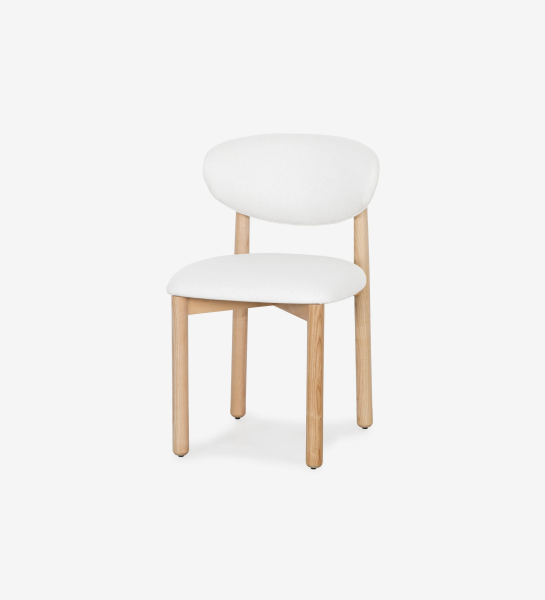 Silla de madera de fresno en color natural, con asiento y respaldo tapizados en tejido blanco.