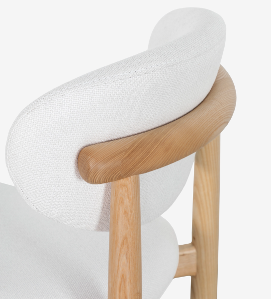 Silla de madera de fresno en color natural, con asiento y respaldo tapizados en tejido blanco.