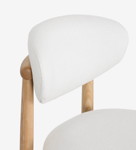 Silla de madera de fresno en color natural, con asiento y respaldo tapizados en tejido blanco.