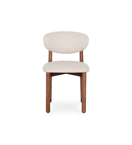 Silla de madera de fresno color nogal, con asiento y respaldo tapizados en tela beige.